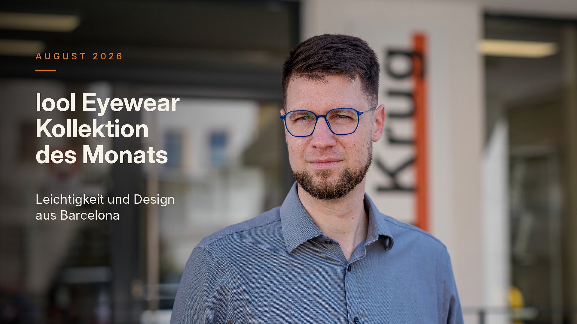 Mann mit blauer lool-Brille neben dem Schriftzug „lool Eyewear – Kollektion des Monats, August 2026“.