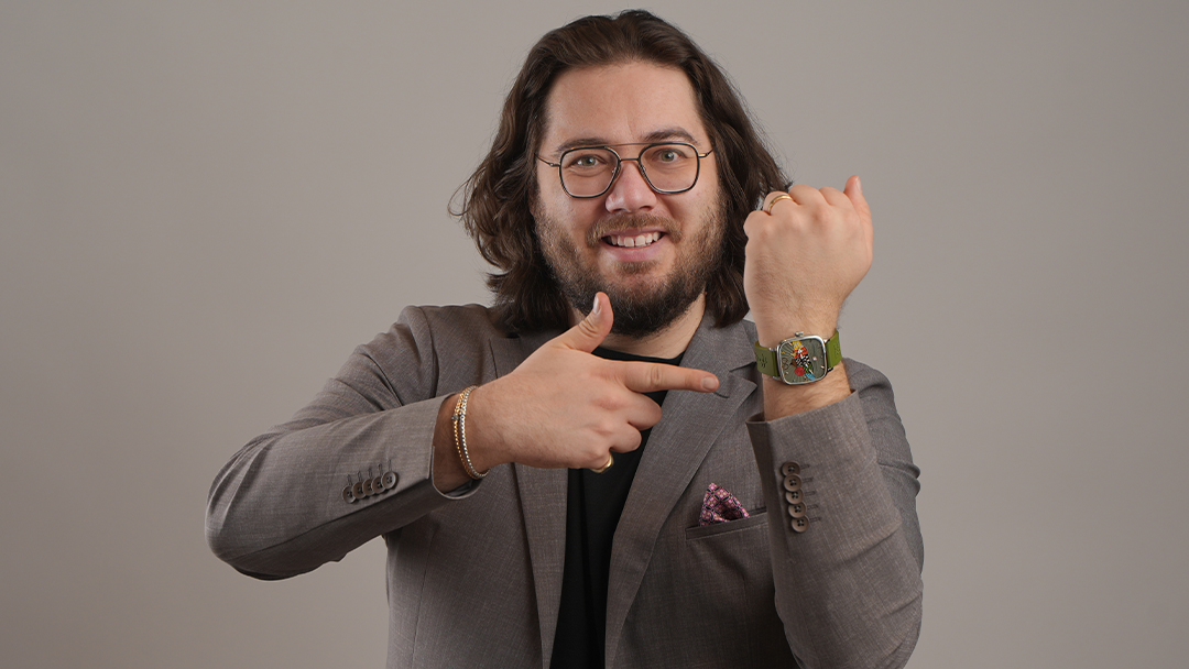 Florian Bach zeigt eine Armbanduhr: Originalmotiv der flomp89-Website.