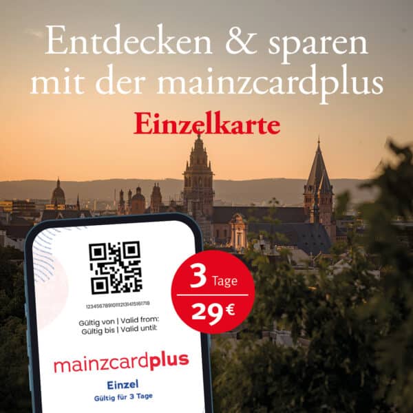 MainzCARDplus: Originalmotiv mit digitaler Karte auf einem Smartphone vor dem Mainzer Dom.