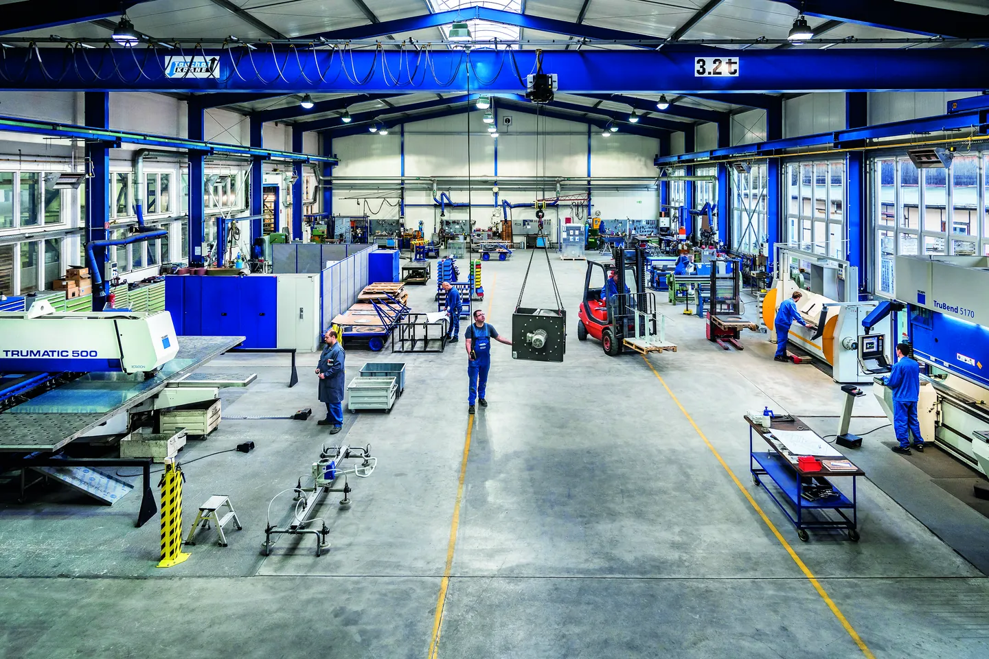 Blick in die Fertigungshalle der KS Metalltechnik am historischen Krautzberger-Standort in Holzhausen